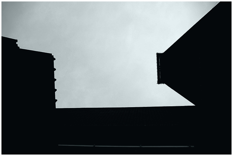 Laisse l’innocence et reviens à l’obscurité, laisse la rencontre et reviens à la lumière.