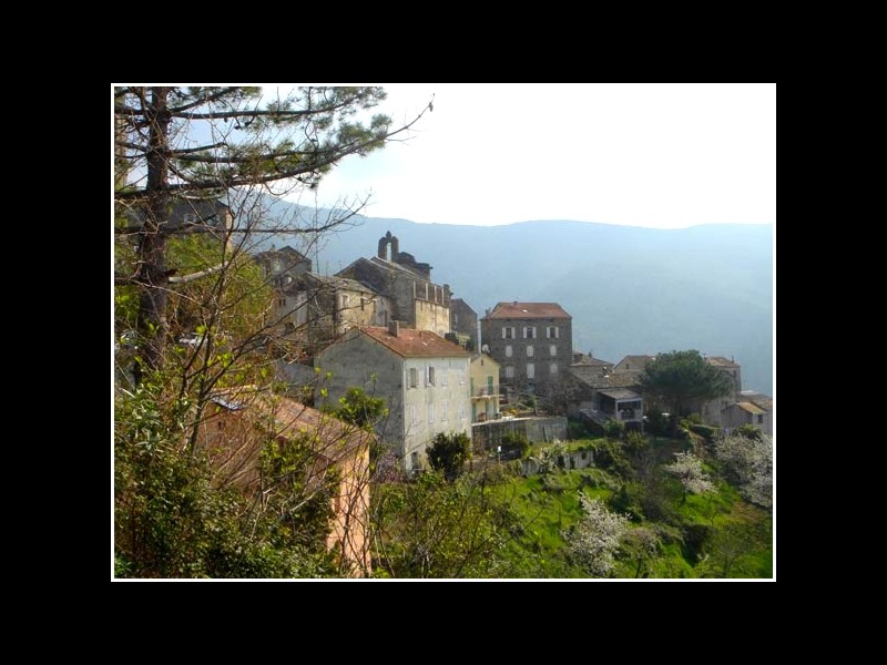 Et lointain un village corse.