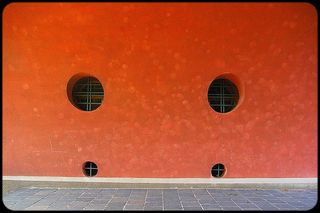 Quelqu’un de ce côté du mur quelqu’un de l’autre côté