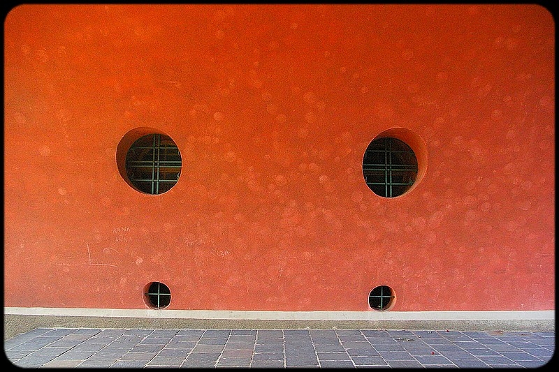 Quelqu’un de ce côté du mur quelqu’un de l’autre côté