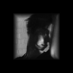 Suspends ta signature au liseré des lèvres de l’ombre