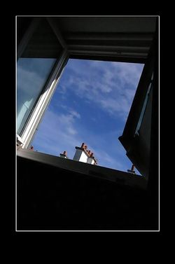 Dans le retrait chantant d’une fenêtre Dans le retrait chantant d’une fenêtre