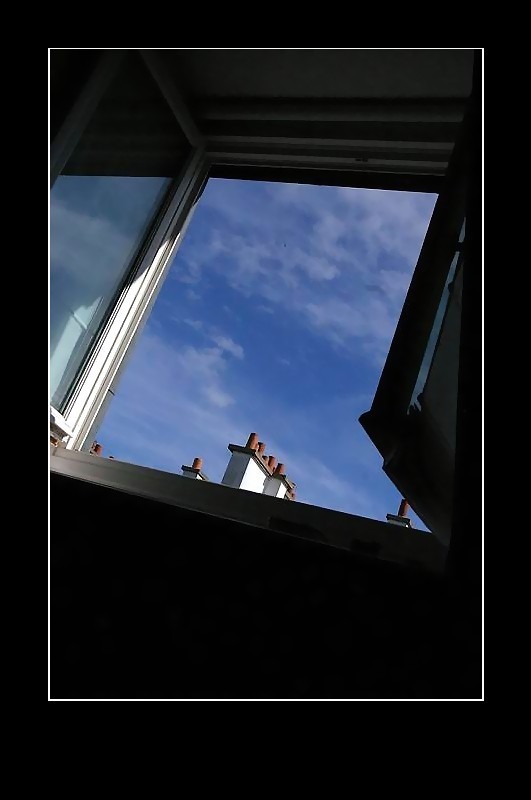 Dans le retrait chantant d’une fenêtre