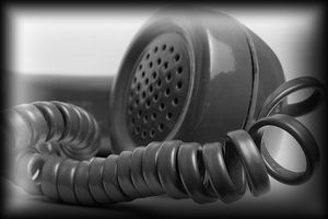 ...rendu impuissant, à cause d’un téléphone mal raccroché, à plus de trois cent kilomètres d’où il se trouvait... Face à un téléphone non raccroché