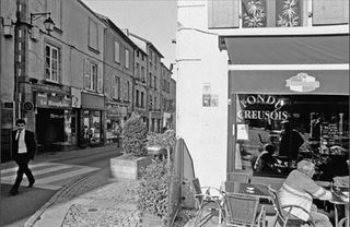 tu marches à grands pas dans le matin des villes Gouéry