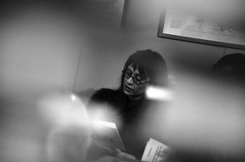 Sylvie Marot lisant des fragments de Lisianthus à la Lucarne des écrivains le 28 novembre 2015. Sylvie_Marot__Louis_Raoul__28_nov_2015__09__photo__Joran_Lafleuriel