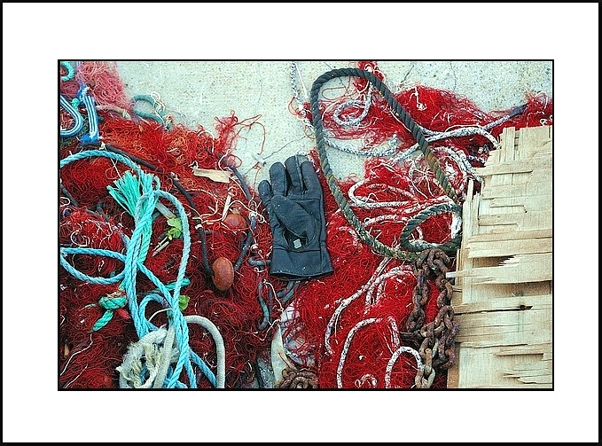 Jeferme les yeux et, me rappelle l’odeur âcre et douce de ton vieux pull marin.