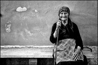 nel pallore delle fronti martoriate dalla prima feroce anzianità Les premières marques d’une vieillesse féroce