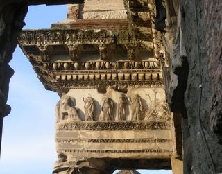 Entablement de la colonnade du Forum de Nerva (détail) RomaForoNervaColonnacceTrabeazione (1)