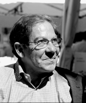 Nuno Judice devant le stand des éditions de Corlevour (Marché de la Poésie  Paris  samedi 10 juin 2017)