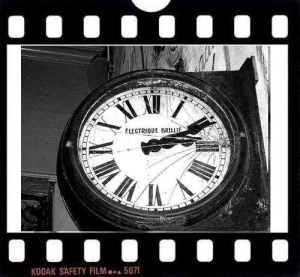 « la glace | que brise seulement | le battement de l’horloge » HORLOGE