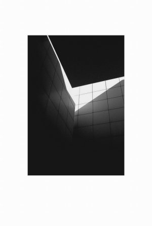 La lumière existe-t-elle encore ou n’est-elle plus que l’ombre de ce qu’elle fut ? La lumière existe-t-elle