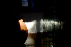 Comme la lumière haute en ténèbre