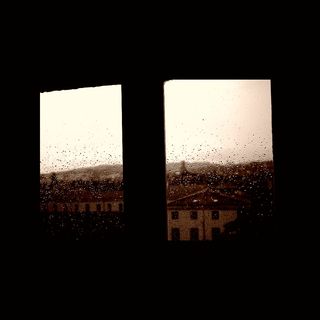 ces cris finissent à la fenêtre | dehors à l’envers du dedans Ces cris finissent