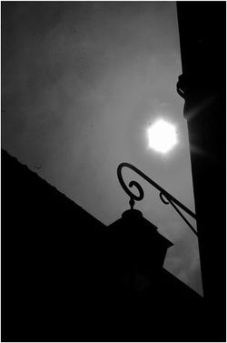 Obscurité, l’autre, lumière. Obscurité, l’autre, lumière.