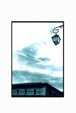 au milieu d’alphabets confus | de nuages | posant sur le bleu | leurs questions bouclées Farina bleu