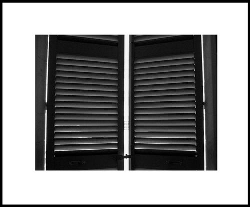 Becker des volets qui se ferment sur des rires d’enfants