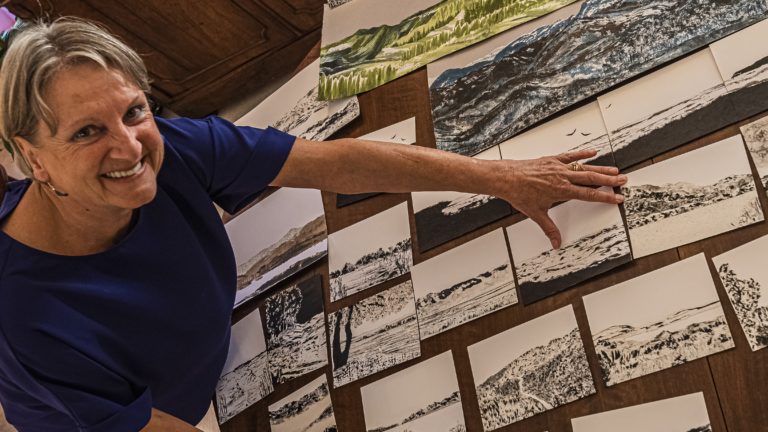 Roselyne Sibille devant ses dessins 