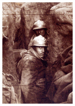 Soldats dans une tranchee guerre 14-18 Soldats dans une tranchee guerre 14-18