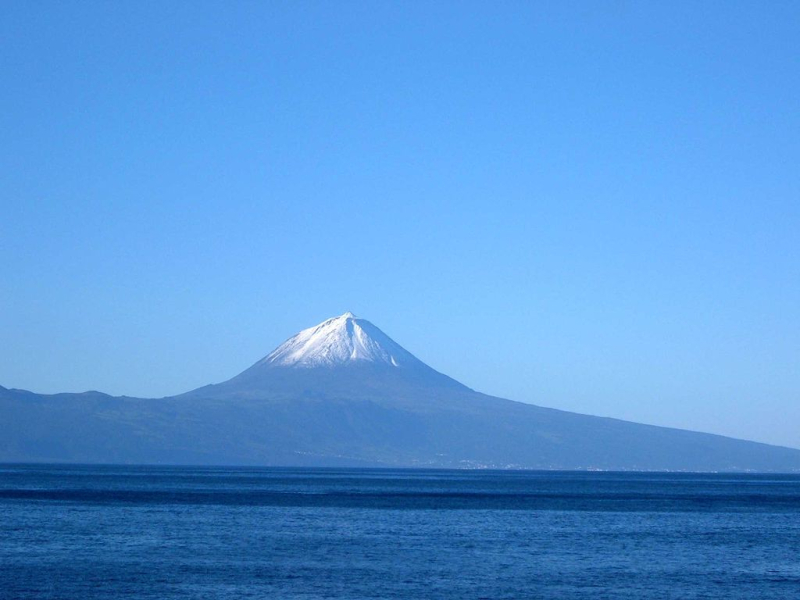 1024px-Ilha_do_Pico_vista_da_Fajã_Grande _Calheta _ilha_de_São_Jorge _Açores _Portugal