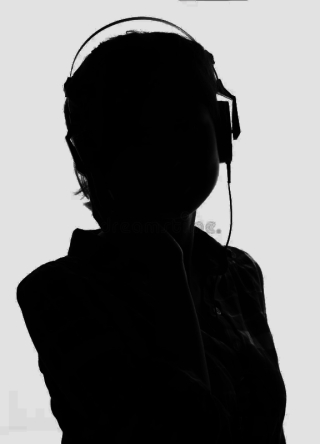 Fille-écoutant-la-musique-sur-des-écouteurs-75746811 Fille-écoutant-la-musique-sur-des-écouteurs-75746811