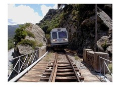 Je reconnais le pont qui passe au-dessus de la route. Le_train