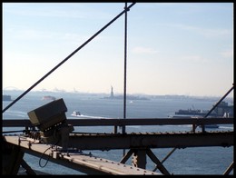 Sur Brooklyn Bridge, en direction de la Statue de la Liberté, 18 décembre 2007 Brooklyn_4_2_bis