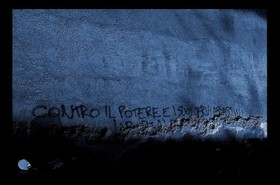 Incido_lettere_immense_lungo_le_par