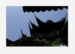 La porte coiffée des trois chapes recourbées La_porte_coiffe_des_trois_chapes_re