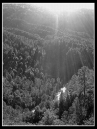 … une image surgit de sa mémoire, immédiate, vive, auréolée de la lumière crue des montagnes<br />
... Une_image_surgit