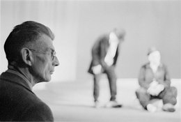 Samuel Beckett pendant une répétition d'En attendant Godot, 1961 Beckett