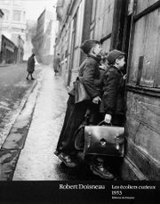 Robert Doisneau, Les écoliers curieux, 1953 : Toutes ces choses me reviennent confusément à l’esprit quand je vois des enfants courir dans la rue avec leur serviette sous le bras... Doisneaurobertlesecolierscurieux1953