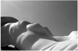 d’érectiles seins puissants font escorte dans la pleine lumière des allusions Drectiles_seins_puissants