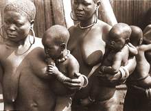Femmes et enfants. Photographie de René Moreau. Tirage argentique viré, vers 1930 Femmes_et_enfants__photographie__de_ren_