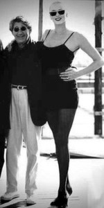 Le photographe Helmut Newton aux côtés d'un de ses modèles Grande_femme_petit_homme