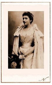 Marie de Benardaky à l'âge de dix-neuf ans, d'après une photo de Paul Nadar (1893) Marie_de_benardaky_daprs_une_photo_de_pa