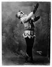 Vaslav Nijinski dans Petrouchka, 1911 Petrouchka_nijinski_1