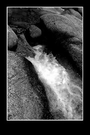 Tandis que le courant nous livre à notre propre obscurité Tandis_que_le_courant_nous_livre_notre_p