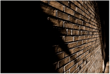 Un mur de brique qu'auraient léché les flammes d'un incendie Un_mur_de_brique_quauraient_lch_les_flam