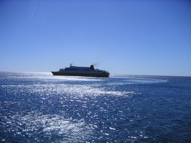 Ferry quittant le port